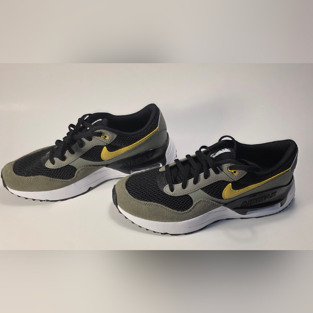 Nike Air Max Black, Gray, and Gold Sneakers 7 youth